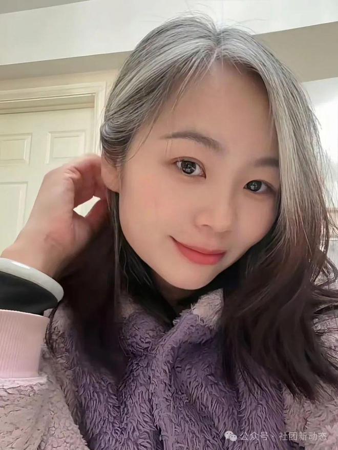 AG尊龙凯时女子染发10多年最终与白发和